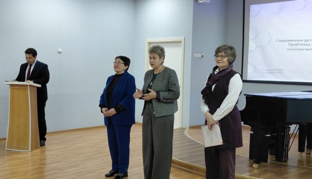 С приветственным словом обратилась заместитель министра культуры Свердловской области Лариса Вакарь (в центре), особенно подчеркнувшая важность миссии поддержки одаренных детей в малых городах