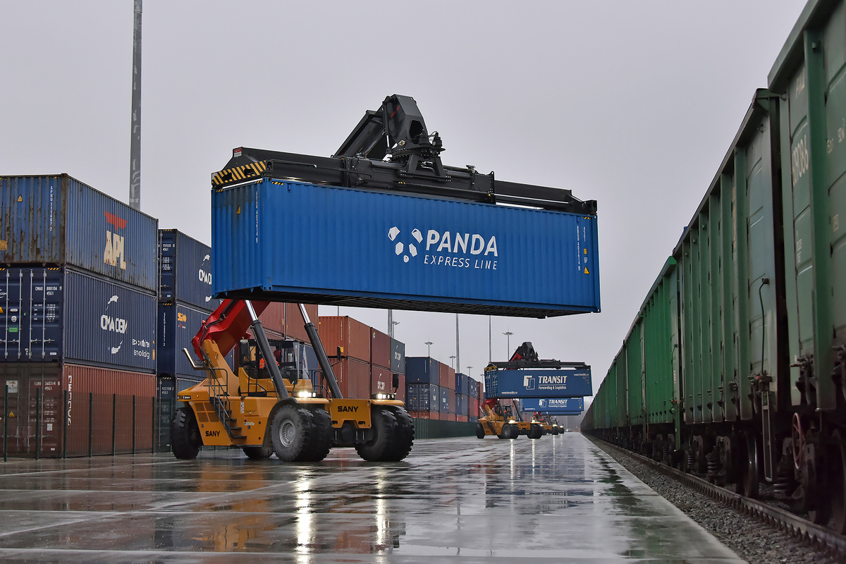 За первое полугодие 2025 года инвестиции в транспортно-логистическую отрасль Свердловской области превысили 50 миллиардов рублей. Оборот организаций логистического комплекса составляет порядка 6% общего оборота организаций региона