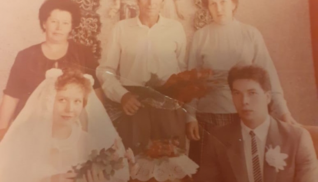 В 1990-м году свадьбы в большинстве своем были скромными и игрались в условиях тотального дефицита. Но любовь и радость от начала совместной жизни не могли омрачить никакие бытовые препятствия