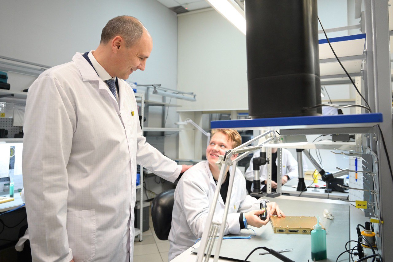 Денис Паслер пообщался с молодыми специалистами на производственной площадке «Эйрбург». «Некоторые учатся в вузе, кто то закончил учебу 2–3 года назад. Важно, что все планируют продолжать работу на предприятии и заинтересованы в достижении общей цели – обеспечении технологического лидерства России», – отметил глава региона