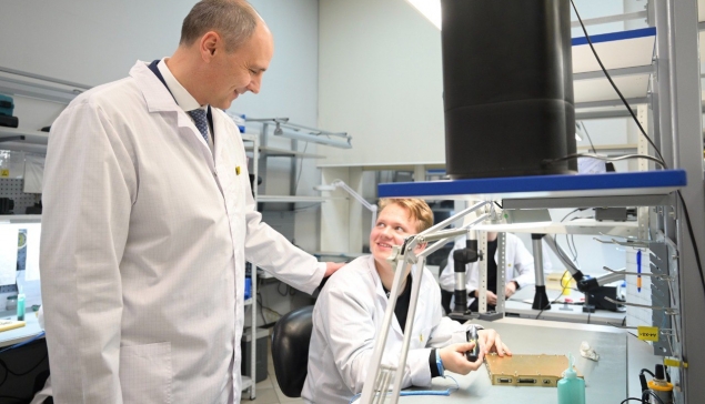 Денис Паслер пообщался с молодыми специалистами на производственной площадке «Эйрбург». «Некоторые учатся в вузе, кто то закончил учебу 2–3 года назад. Важно, что все планируют продолжать работу на предприятии и заинтересованы в достижении общей цели – обеспечении технологического лидерства России», – отметил глава региона