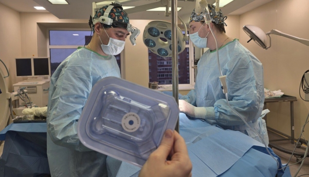 Во время операции специалисты ОДКБ имплантировали электронное устройство под кожу пятилетнего пациента в области ключицы, а электроды прикрепили к левому блуждающему нерву. Миниатюрный аппарат генерирует электрические импульсы, которые блокируют «неправильную» работу головного мозга