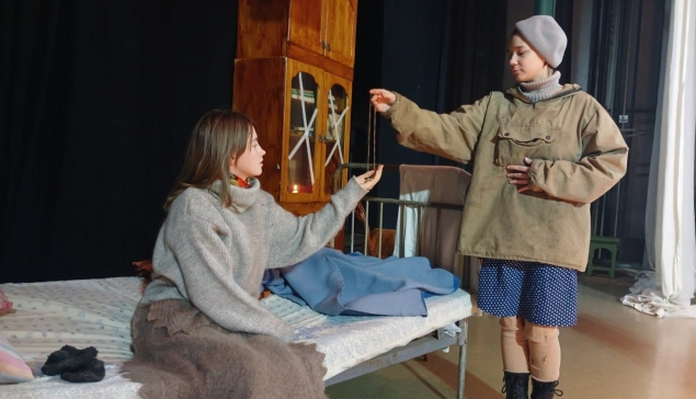 Главные героини – Катя (Виктория Старцева) и Оля (Анастасия Тихонова) – встретились в Сталинградском подвале, воссозданном на сцене нижнетуринского Дворца культуры
