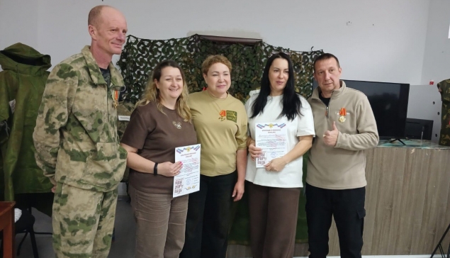 Волонтеры «Родных душ Победы» и активистки Комитета семей воинов Отечества: Александр Кузьмин, Ольга Тюрина, Лариса Шавкунова, Надежда Кипко и Максим Павлов 