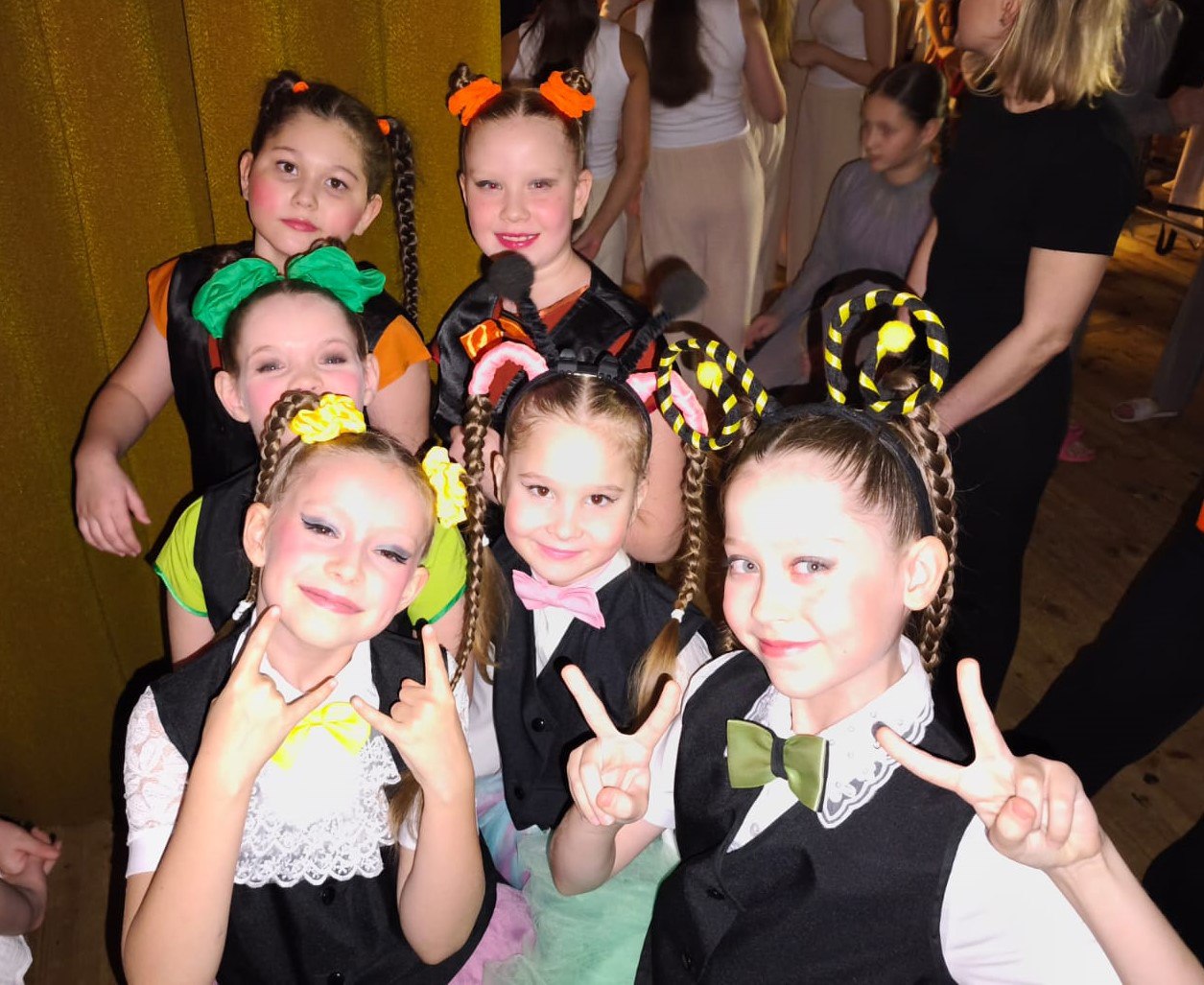 Нижнетуринские танцевальные коллективы и их руководитель Розалия Селиванова (первая слева) смогли побывать на фестивале благодаря поддержке АО «ТИЗОЛ»