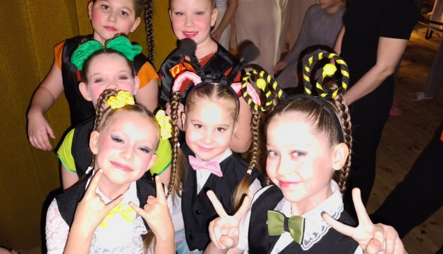 Нижнетуринские танцевальные коллективы и их руководитель Розалия Селиванова (первая слева) смогли побывать на фестивале благодаря поддержке АО «ТИЗОЛ»