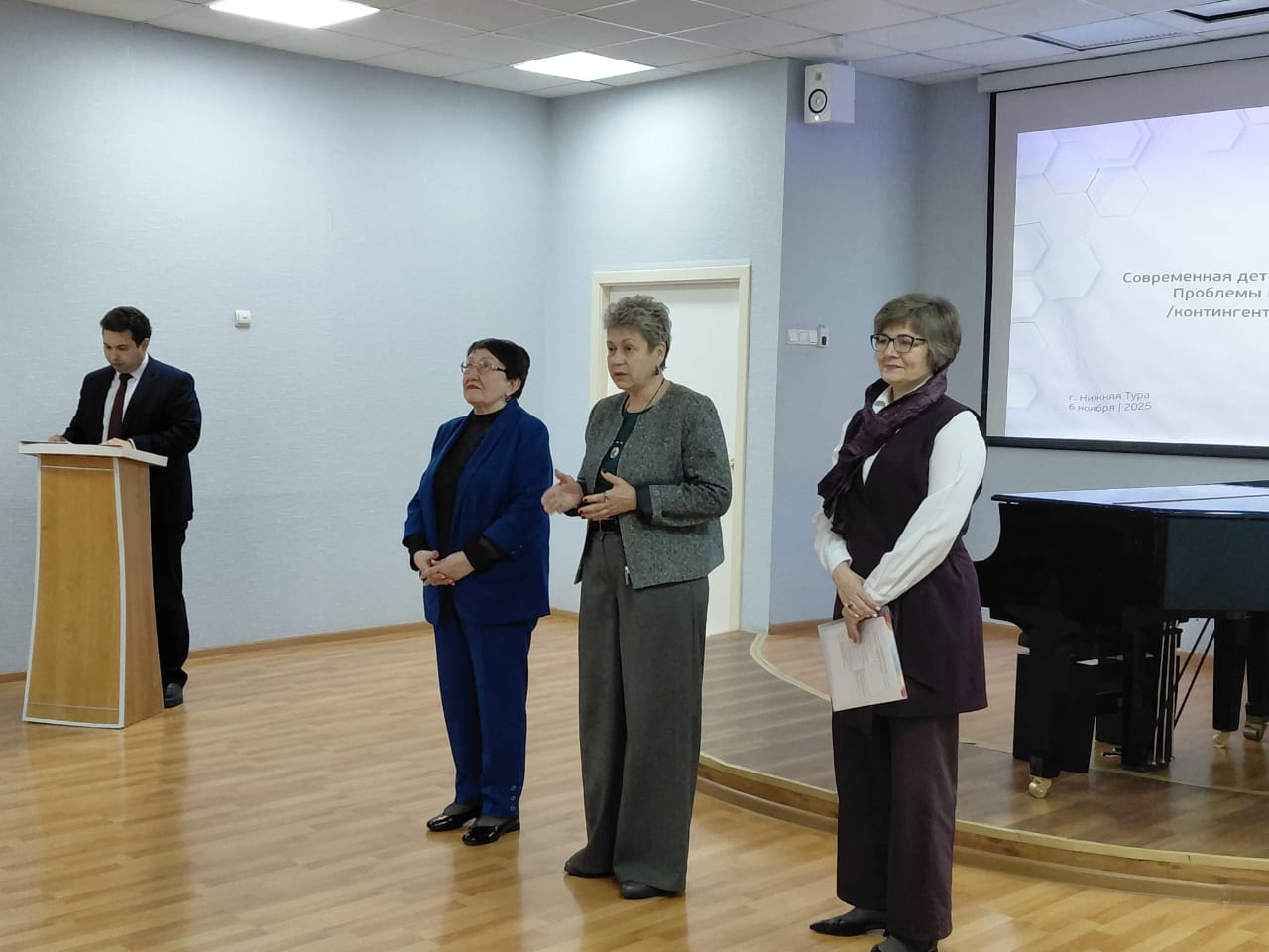 С приветственным словом обратилась заместитель министра культуры Свердловской области Лариса Вакарь (в центре), особенно подчеркнувшая важность миссии поддержки одаренных детей в малых городах