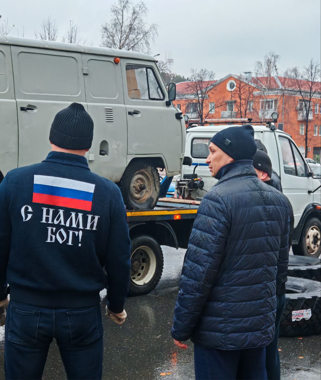 Глава Нижнетуринского округа Андрей Постовалов (первый справа) принял непосредственное участие в отправке гуманитарного груза бойцам