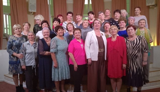 Активисты городского Совета ветеранов на встрече с председателем НТ РТИК Ольгой Оносовой (третья справа в первом ряду)