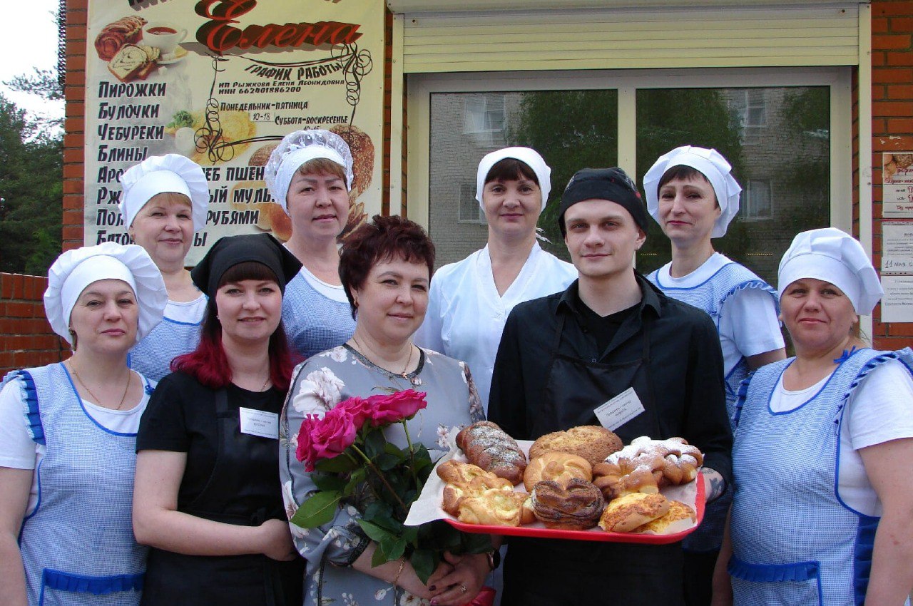 Первый коллектив пекарни. Елена Рыжкова – третья слева в первом ряду