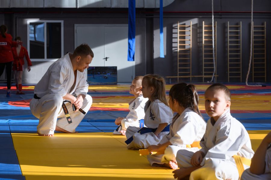 С 2026 года к работе тренерами, инструкторами методистами и преподавателями спортивных школ в населённых пунктах с численностью до 50 тысяч человек приступят первые 25 специалистов