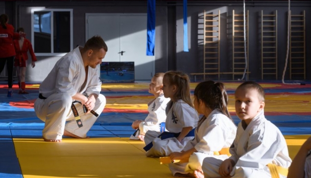 С 2026 года к работе тренерами, инструкторами методистами и преподавателями спортивных школ в населённых пунктах с численностью до 50 тысяч человек приступят первые 25 специалистов