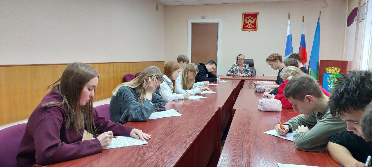 Ноябрь 2025 года. Ольга Оносова и нижнетуринские участники «Софиума» – всероссийской олимпиады школьников по вопросам избирательного права и избирательного процесса. В первом туре регионального этапа участвовали 13 юных нижнетуринцев