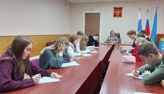 Ноябрь 2025 года. Ольга Оносова и нижнетуринские участники «Софиума» – всероссийской олимпиады школьников по вопросам избирательного права и избирательного процесса. В первом туре регионального этапа участвовали 13 юных нижнетуринцев