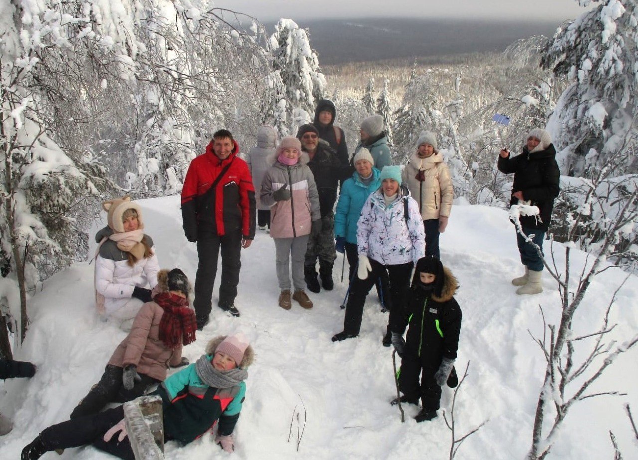 Сейчас, когда пришли морозы, замерзли труднопроходимые места, а реки покрылись ледяной коркой, можно добраться до мест, в другое время года малодоступных