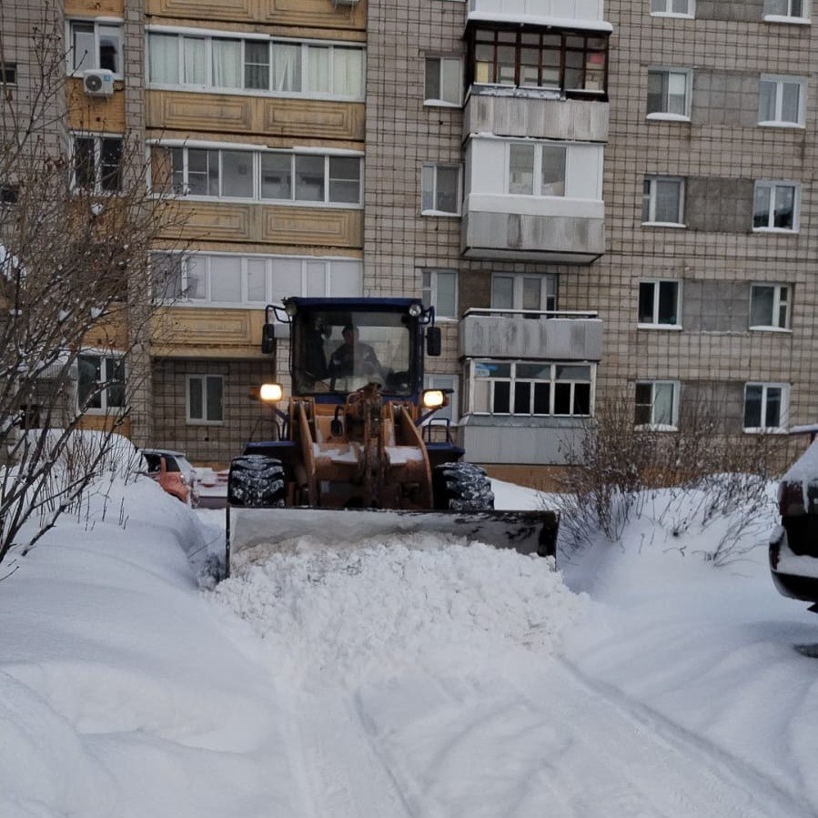 Муниципальными контрактами предусмотрена расчистка от снега территорий и дорог общего пользования, тротуаров. Чистить дороги во дворах должны управляющие компании