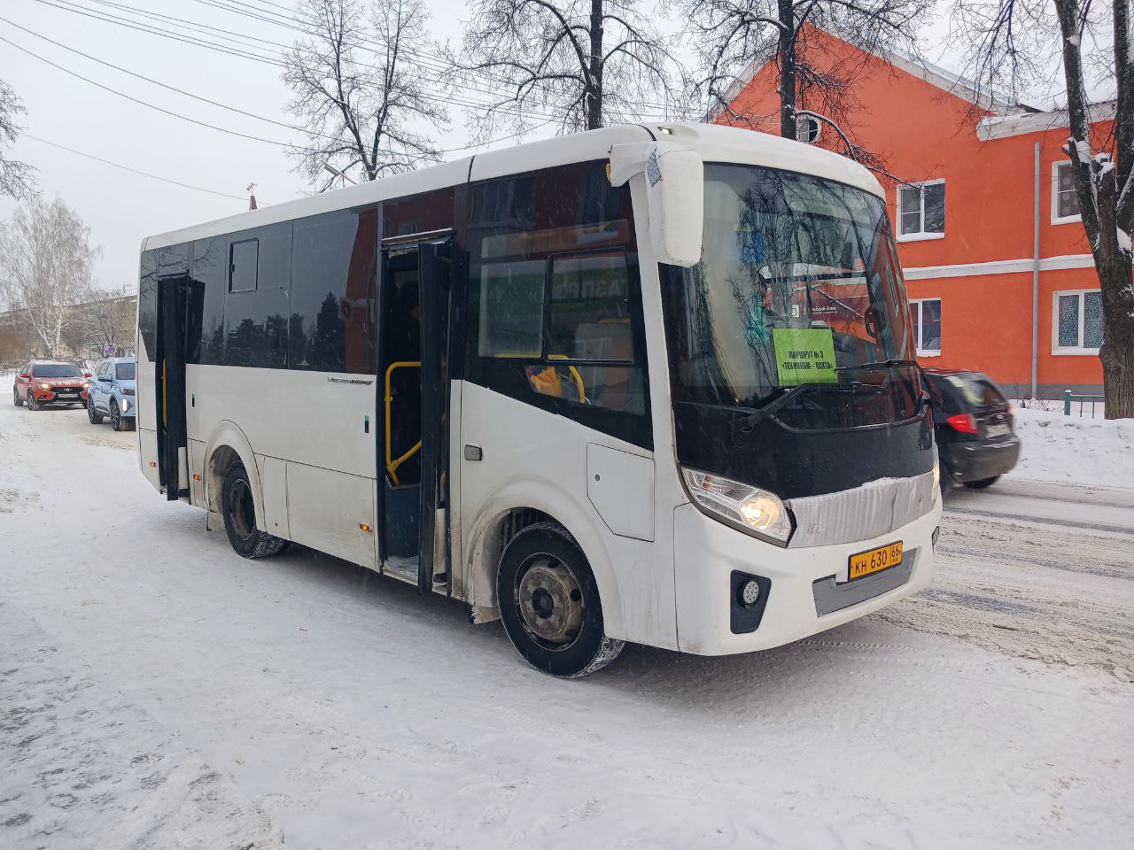 Интервал по маршруту № 3 между автобусами в рабочие дни должен быть 17 минут. В выходные чуть больше около 20. Это максимум обычно интервал составляет около 15 минут