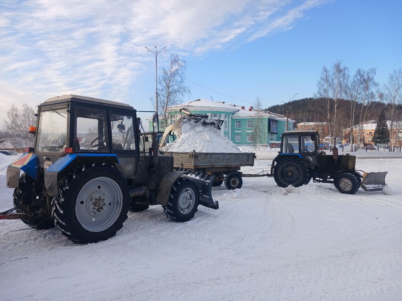 28.01.2026 г. Идет уборка снега на улице 40 лет Октября. Работают специалисты ООО «Город 2000»