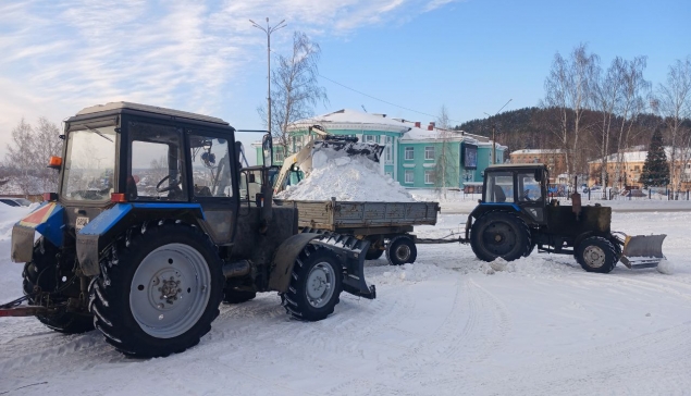 28.01.2026 г. Идет уборка снега на улице 40 лет Октября. Работают специалисты ООО «Город 2000»