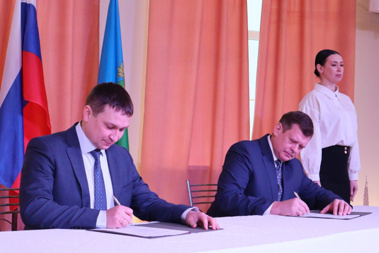 Глава Нижнетуринского округа Андрей Постовалов и директор Уральского филиала компании «Полиметалл» Андрей Новиков подписывают соглашение о социально-экономическом партнерстве на 2026 год