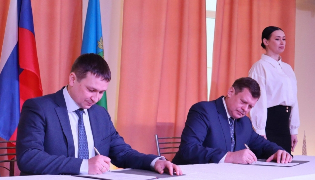Глава Нижнетуринского округа Андрей Постовалов и директор Уральского филиала компании «Полиметалл» Андрей Новиков подписывают соглашение о социально-экономическом партнерстве на 2026 год