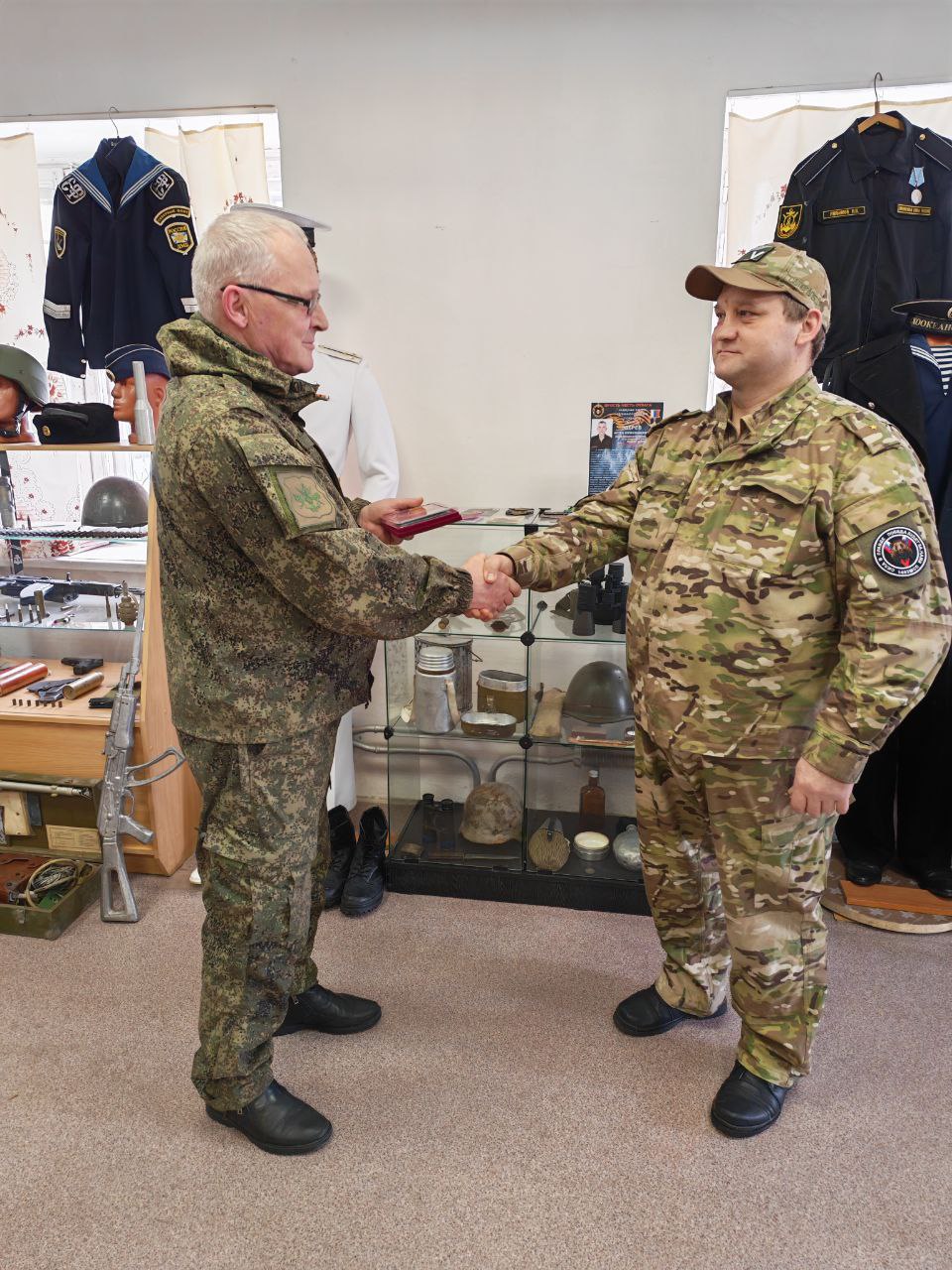 16.02.2026 г. Медаль «За храбрость» Ивану Трушкову (справа) вручает военком городов Качканар, Лесной и Нижняя Тура, Верхотурского уезда  Сергей Миронов