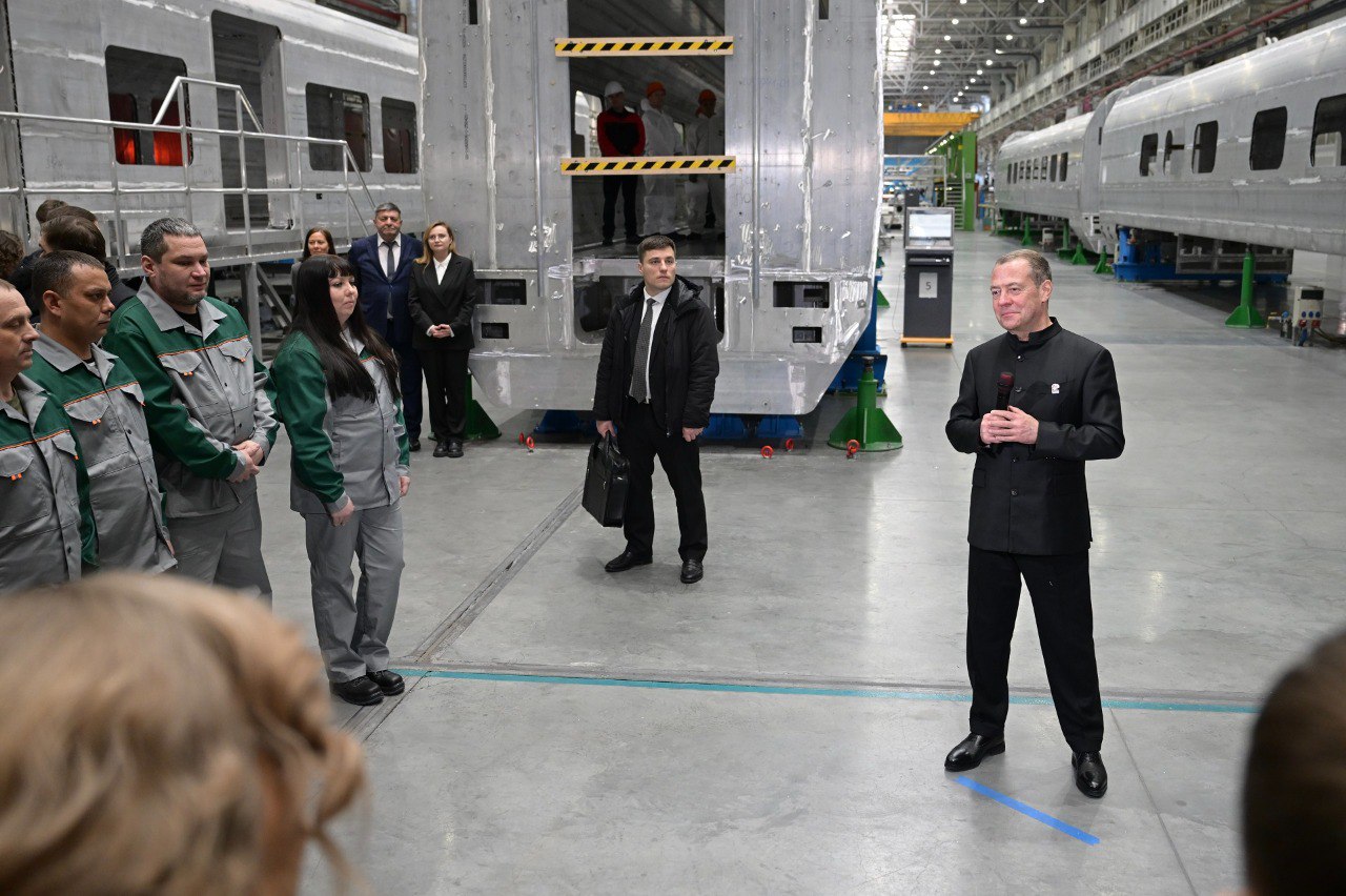 Дмитрий Медведев пообщался с коллективом завод «Уральские локомотивы» и отметил, что возможность передвижения по России на высокоскоростных поездах изменит транспортный ландшафт страны