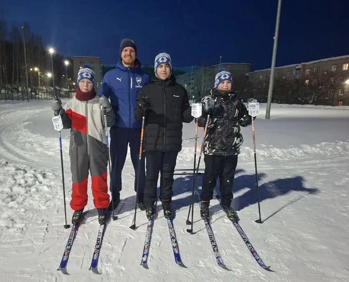 Андрей Бартов и его подопечные. 14 февраля в отделении реабилитации для детей и подростков с ограниченными возможностями здоровья состоялся настоящий спортивный праздник. На стадионе школы № 2 ребята приняли участие во всероссийской массовой гонке «Лыжня России-2026»
