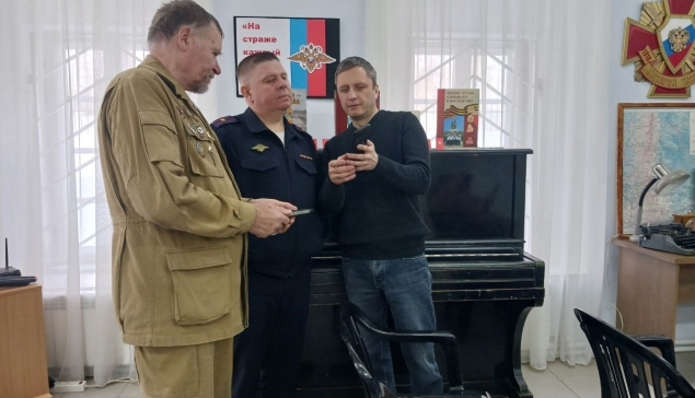 27.02.2026. На открытии выставки – ветеран органов внутренних дел, майор милиции в отставке Вячеслав Орлов и действующие сотрудники Алексей Савельев и Юрий Потапов