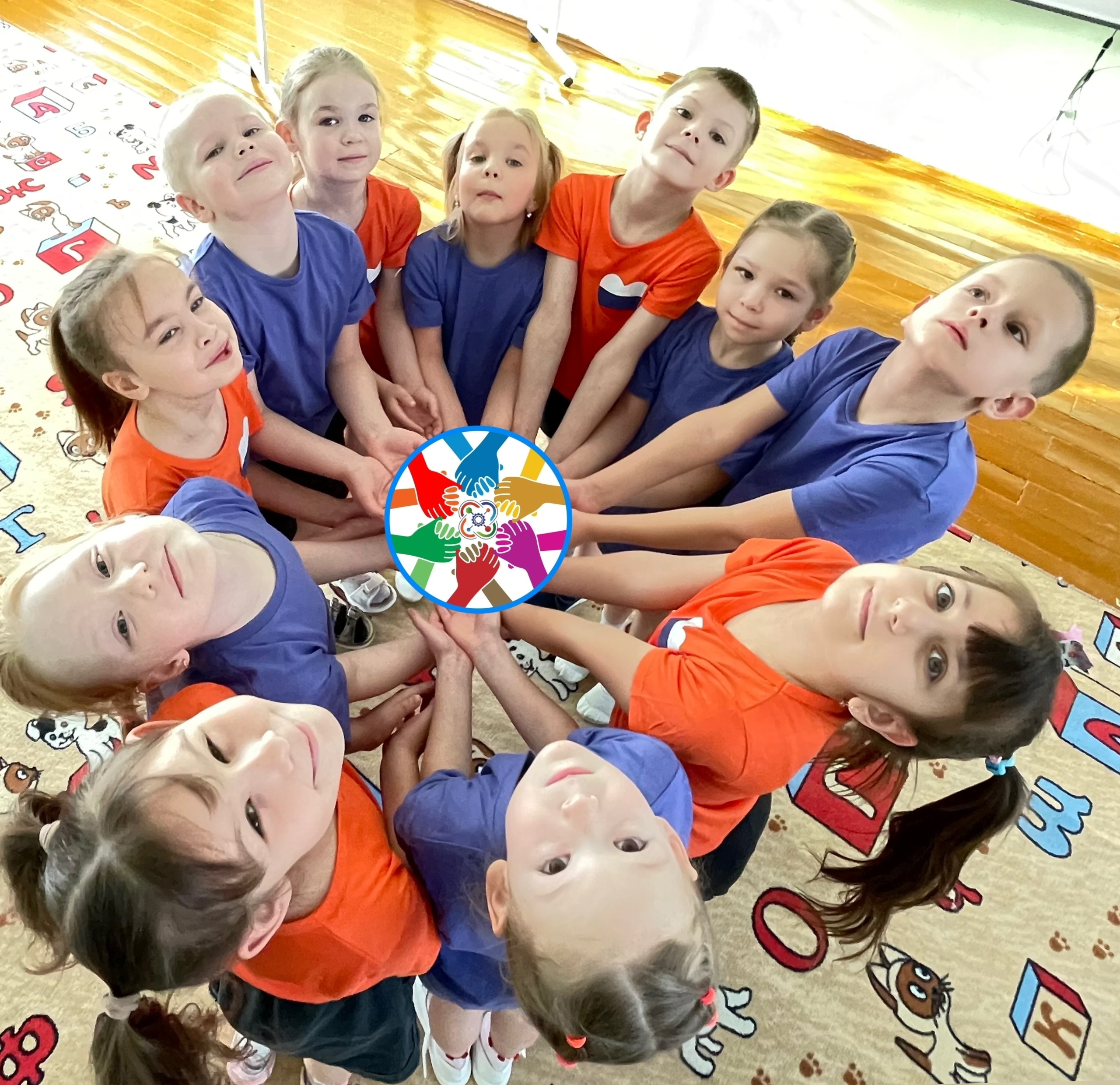 Ребята из «Елочки» совершили виртуальное путешествие по бескрайней России, познакомившись с архитектурой и языками разных народов, и поиграли в национальные игры