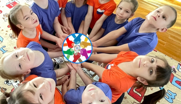 Ребята из «Елочки» совершили виртуальное путешествие по бескрайней России, познакомившись с архитектурой и языками разных народов, и поиграли в национальные игры