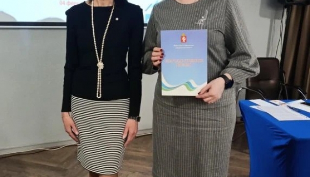 Благодарственное письмо Министерства образования Свердловской области Наталье Чебыкиной (справа) вручила Татьяна Трошкина, председатель Свердловской областной организации профсоюза