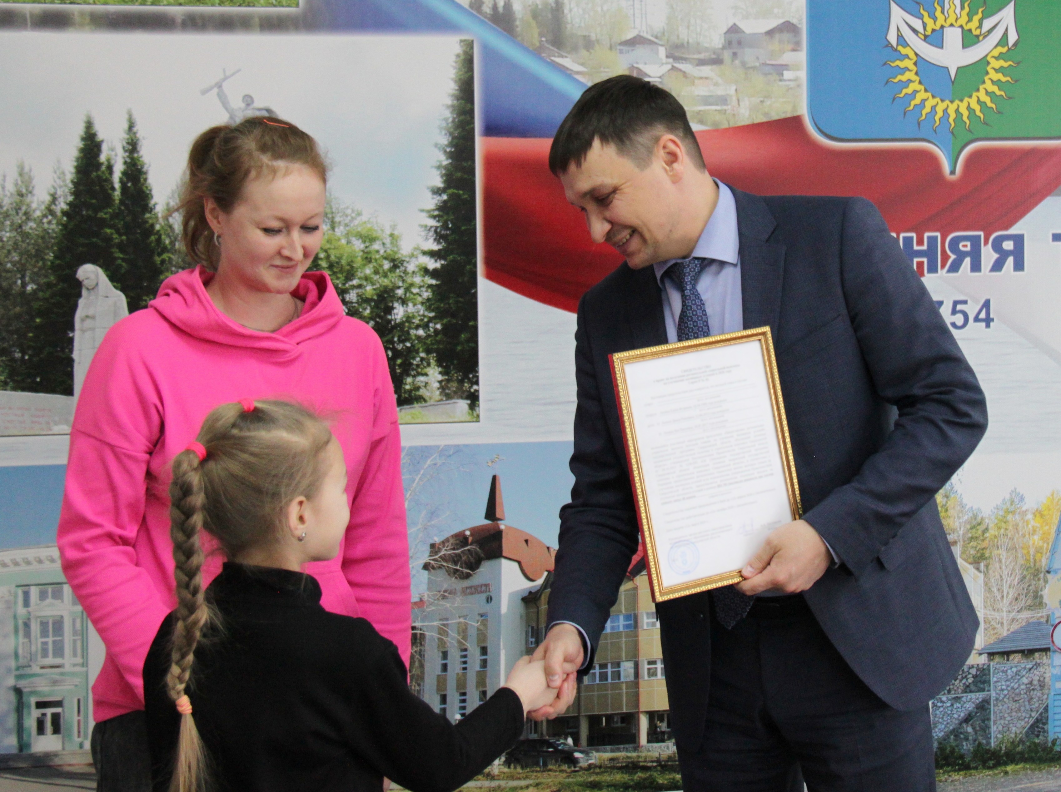 Глава Нижнетуринского округа вручает сертификат семье Елены Лачиной