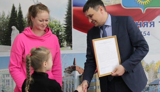 Глава Нижнетуринского округа вручает сертификат семье Елены Лачиной