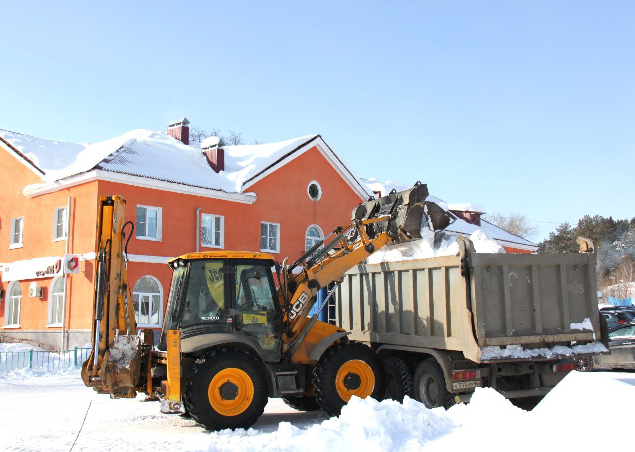Начало марта. Идет расчистка центральных улиц Нижней Туры