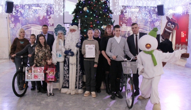 29 декабря во Дворце культуры сбылись мечты пятерых юных нижнетуринцев, которые осуществили глава НТМО Андрей Постовалов совместно с депутатами Думы муниципального округа