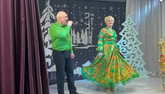 На сцене семейный дуэт Ивановых: Марк и Оксана. Кстати, именно руками Оксаны Павловны выполнены новогодние декорации и сценические костюмы для «Добрых встреч»