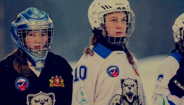 2019 год. Дарья Бухарова (в центре) в составе сборной команд Свердловской области. «С самого детства я – очень активный человек. Лучшим способом дать выход моей энергии считала спорт. И сложилось так, что этим спортом стал хоккей», – говорит она о себе