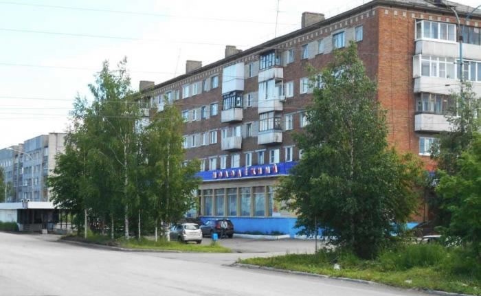 Легендарный магазин «Молодежный закрылся 1 июня 2019 года. Как вспоминают старожилы, многие товары можно было купить только в «Молодежном»: например, свежую рыбу, вкусные сыры. Здесь был огромный выбор кондитерских изделий