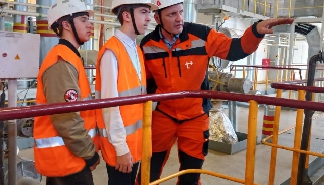 Начальник смены Роман Иваненко показывает школьникам оборудование котлотурбинного цеха станции