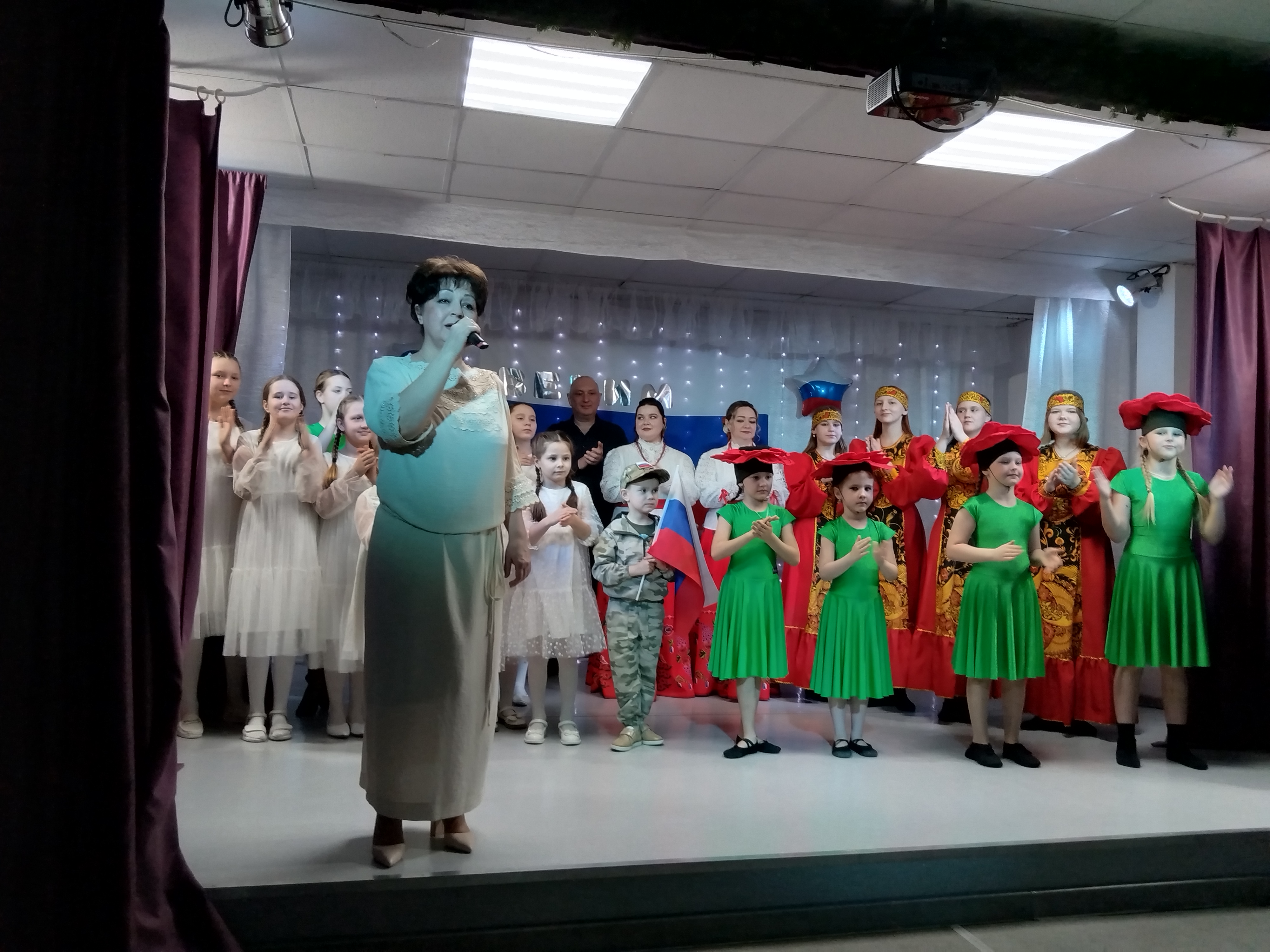 Финал концерта, песня «Россия жива!» в исполнении участников мероприятия 