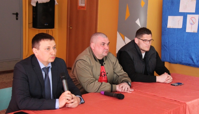 Основной темой встречи главы НТМО Андрея Постовалова (слева) с жителями Сигнального стала организация дошкольного образования. Также были приглашены представители коммунальных организаций, обслуживающих жителей поселка