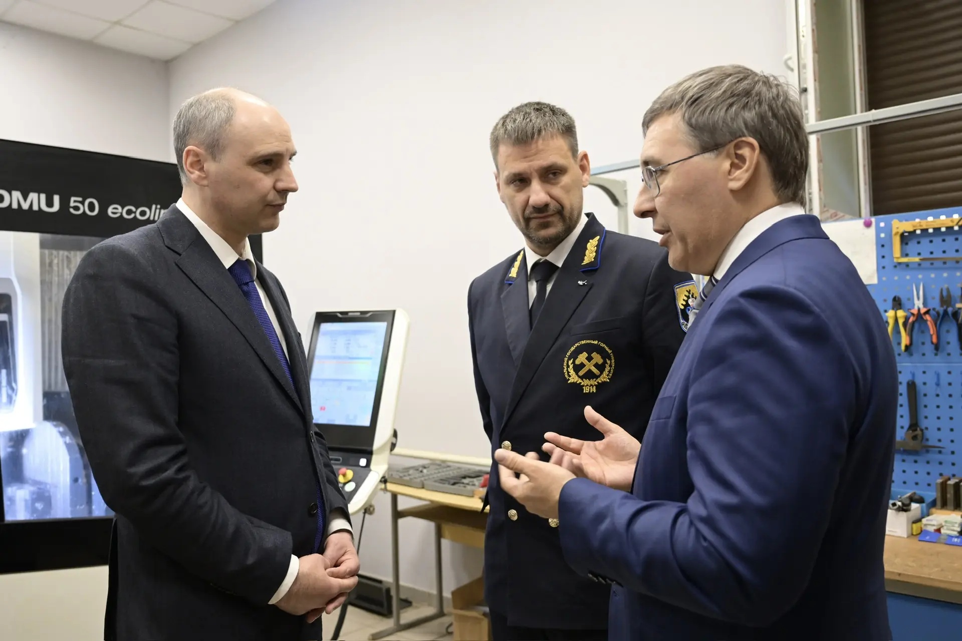 «Ключевой вопрос в развитии вузов сегодня – это инфраструктура. Мы сегодня обсудили принципиальные моменты, будем двигаться дальше», – сказал министр науки и высшего образования РФ Валерий Фальков (на фото справа)