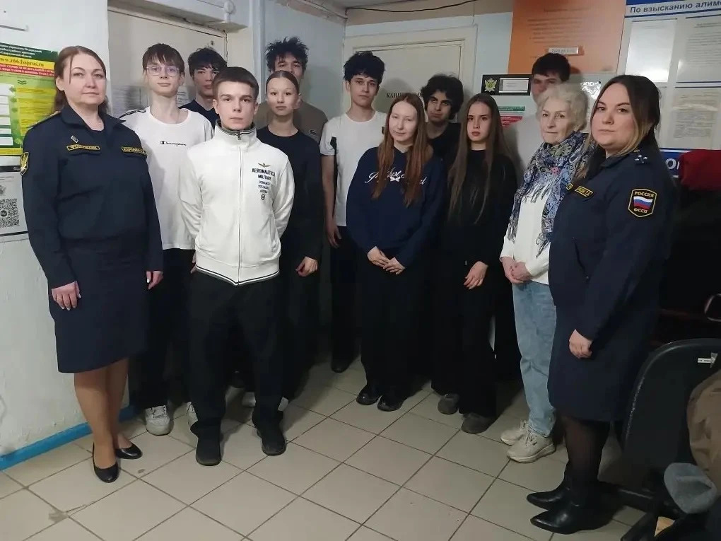 Екатерина Карпова (первая слева) и Татьяна Дурасова (первая справа) рассказали гимназистам обо всех нюансах профессии судебного пристава и смогли заинтересовать ребят