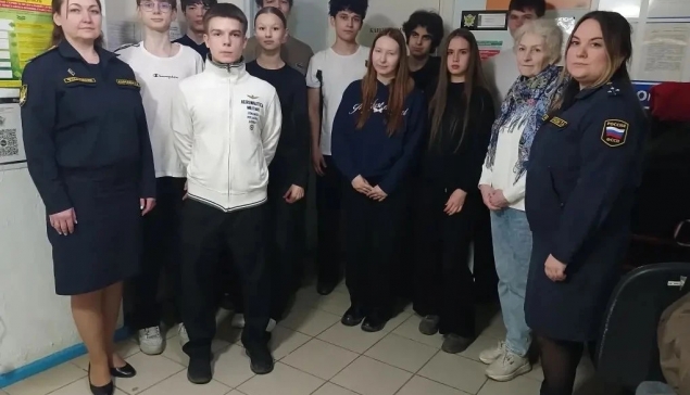 Екатерина Карпова (первая слева) и Татьяна Дурасова (первая справа) рассказали гимназистам обо всех нюансах профессии судебного пристава и смогли заинтересовать ребят