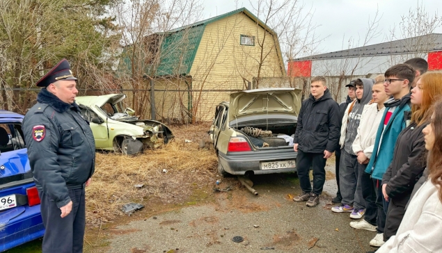 Вместо скучных параграфов правил – ржавый металл и тишина разбитых фар: школьники воочию увидели последствия пренебрежения ПДД