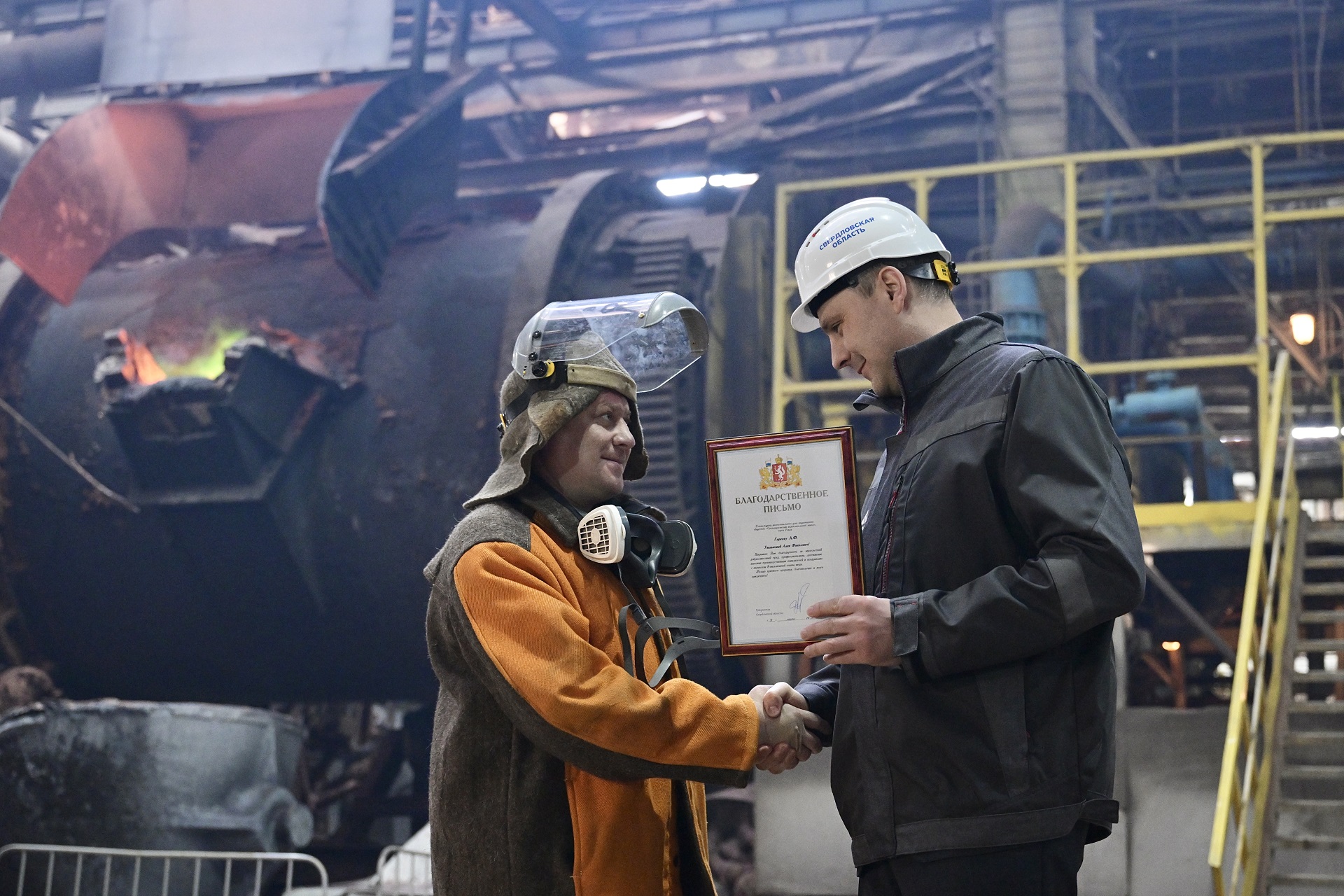 На торжественном мероприятии, посвященном плавке 8-миллионной тонны меди, губернатор Денис Паслер вручил награды передовикам производства СУМЗ и пожелал новых производственных побед 