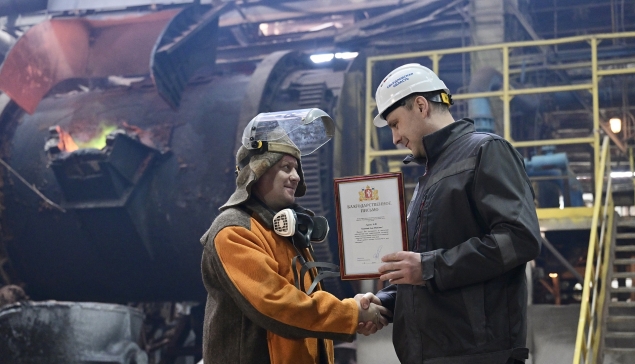 На торжественном мероприятии, посвященном плавке 8-миллионной тонны меди, губернатор Денис Паслер вручил награды передовикам производства СУМЗ и пожелал новых производственных побед 