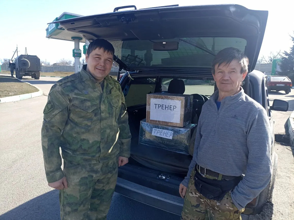 Филсон Ахтямов (справа) передает посылку бойцам в районе Шахтерска. Начало марта 2026 г.