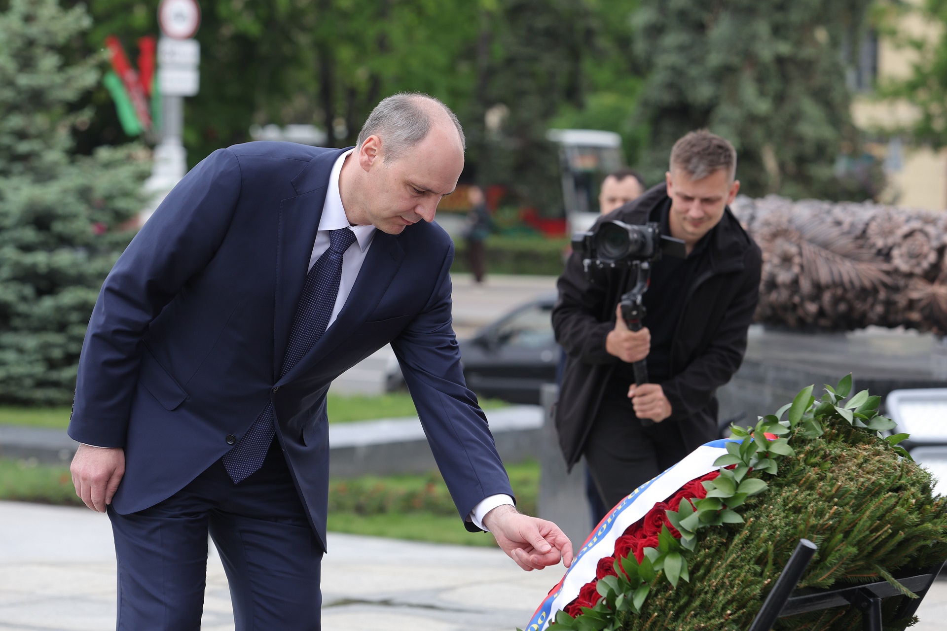 Делегация Свердловской области во главе с губернатором Денисом Паслером возложила цветы к Монументу Победы в Минске